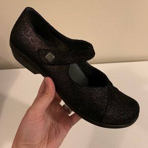 Women’s Dansko Opal Strap. Blk Glitter. Size 41M